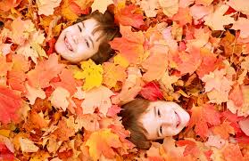 Fall_2_kids_in_leaves