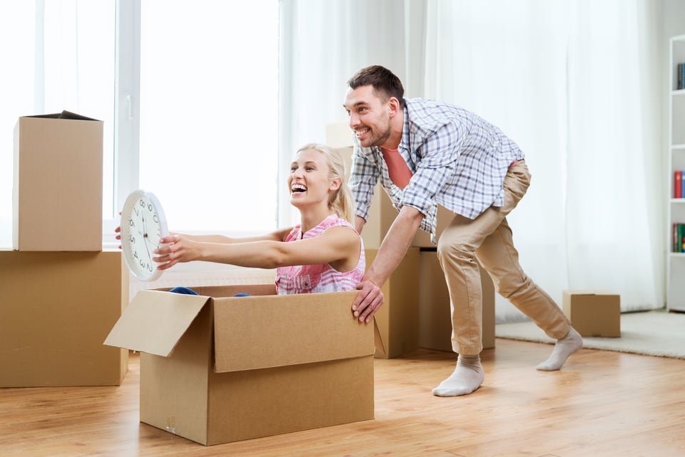 More and more people are moving. Переезд человека из одного места в другое это. Пара ремонт веселятся. Moving time
